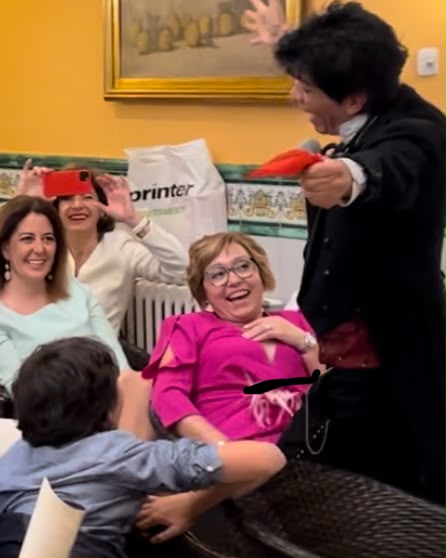 Mad Martin haciendo magia de cerca en una mesa durante una celebración