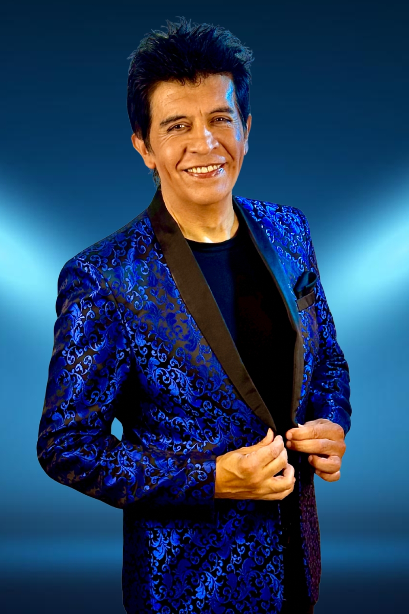 Retrato de Mad Martin con chaqueta bordada
