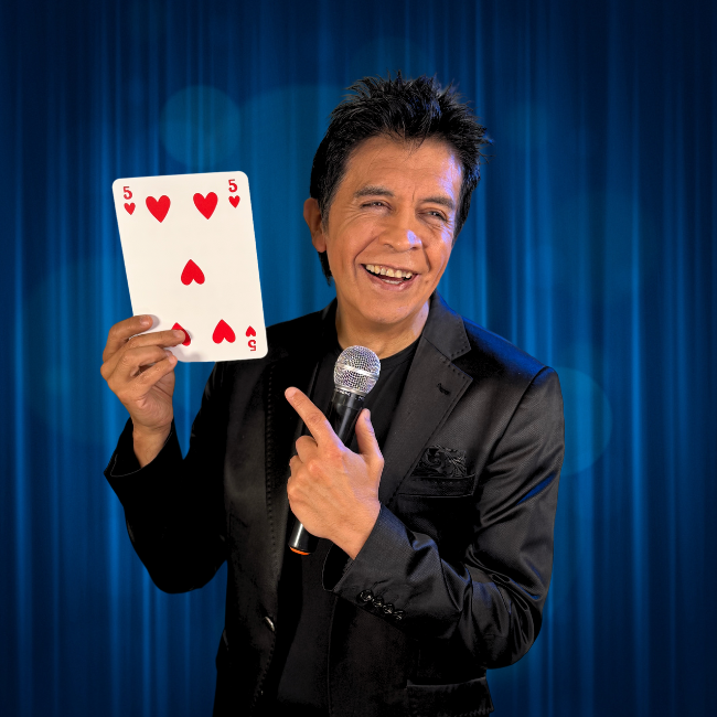 Retrato de Mad Martin con chaqueta azul bordada